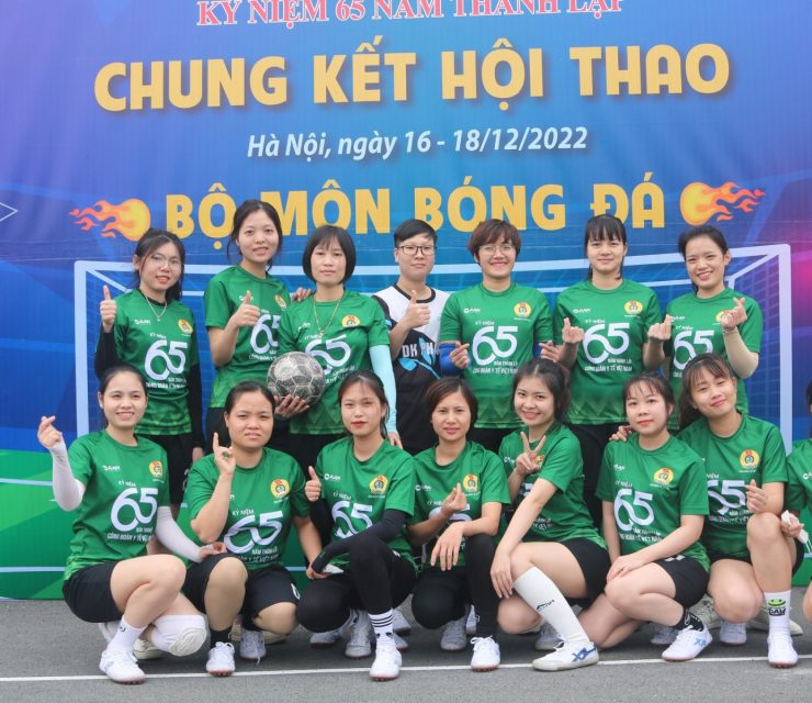 BÓNG ĐÁ NỮ DƯỢC KHOA VÀ CẦU LÔNG ĐƠN NAM DƯỢC KHOA TRANH TÀI TẠI CHUNG KẾT TOÀN QUỐC HỘI THAO CHÀO MỪNG 65 NĂM THÀNH LẬP CÔNG ĐOÀN Y TẾ VIỆT NAM
